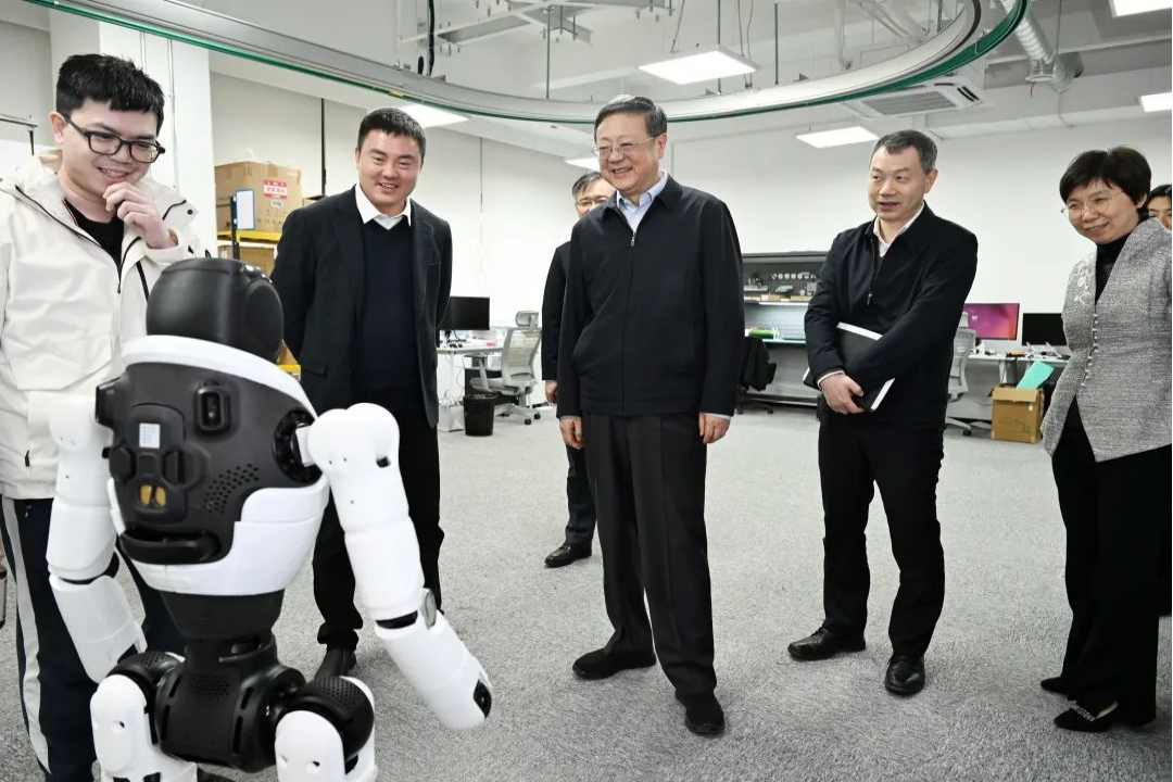 上海市委书记陈吉宁专题调研球盟会机器人