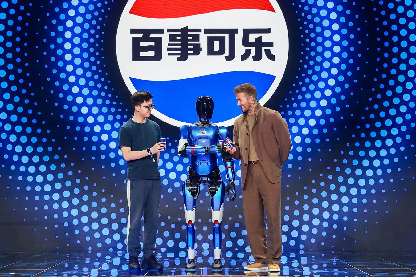 球盟会机器人携手百事中国共创“百事蓝宝” 共燃渴望新章